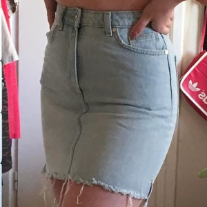 Jeanskjol - jättefin jeanskjol från H&M, storlek 36/Xs-S