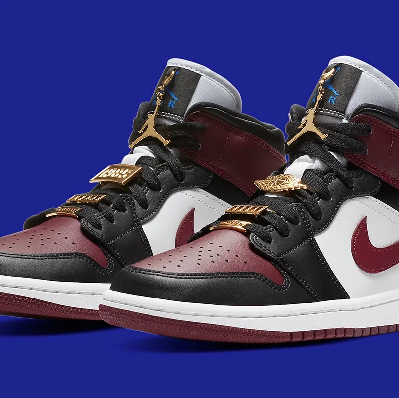 Jordan 1 mid beetroot. Storlek 39. Använda nån gång men i perfekt skick. Limited edition och nästan omöjliga att få tag på. BUDA!! (Kan nog gå med lite i pris vid snabb affär). Skor.