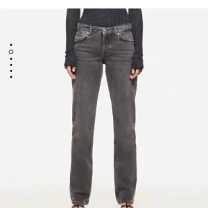 Gråa zara jeans - Säljer dessa skit snygga slutsålda jeans ifrån zara i stlk 40. Säljer pågrund av att de är för stora för mig. Fast skulle ändå säga att de är små i storleken. Köpte de här på Plick men dåvarande ägare hade inte använt de och jag har aldrig använt de heller. 