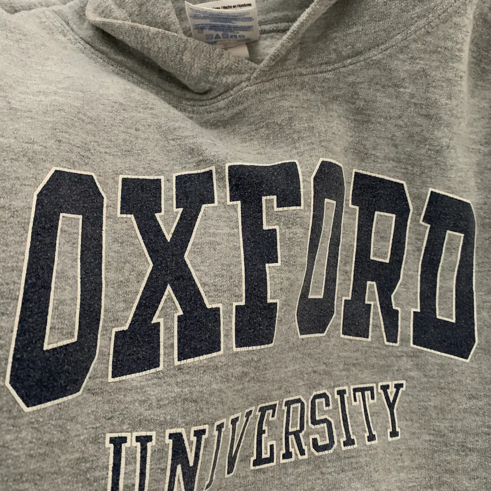 Säljer denna gråa hoodie som kommer ifrån Oxford. Den är alltså köpt i Storbritannien. Det är även en cool forsla att ärmmuddarna inte finns.. Tröjor & Koftor.