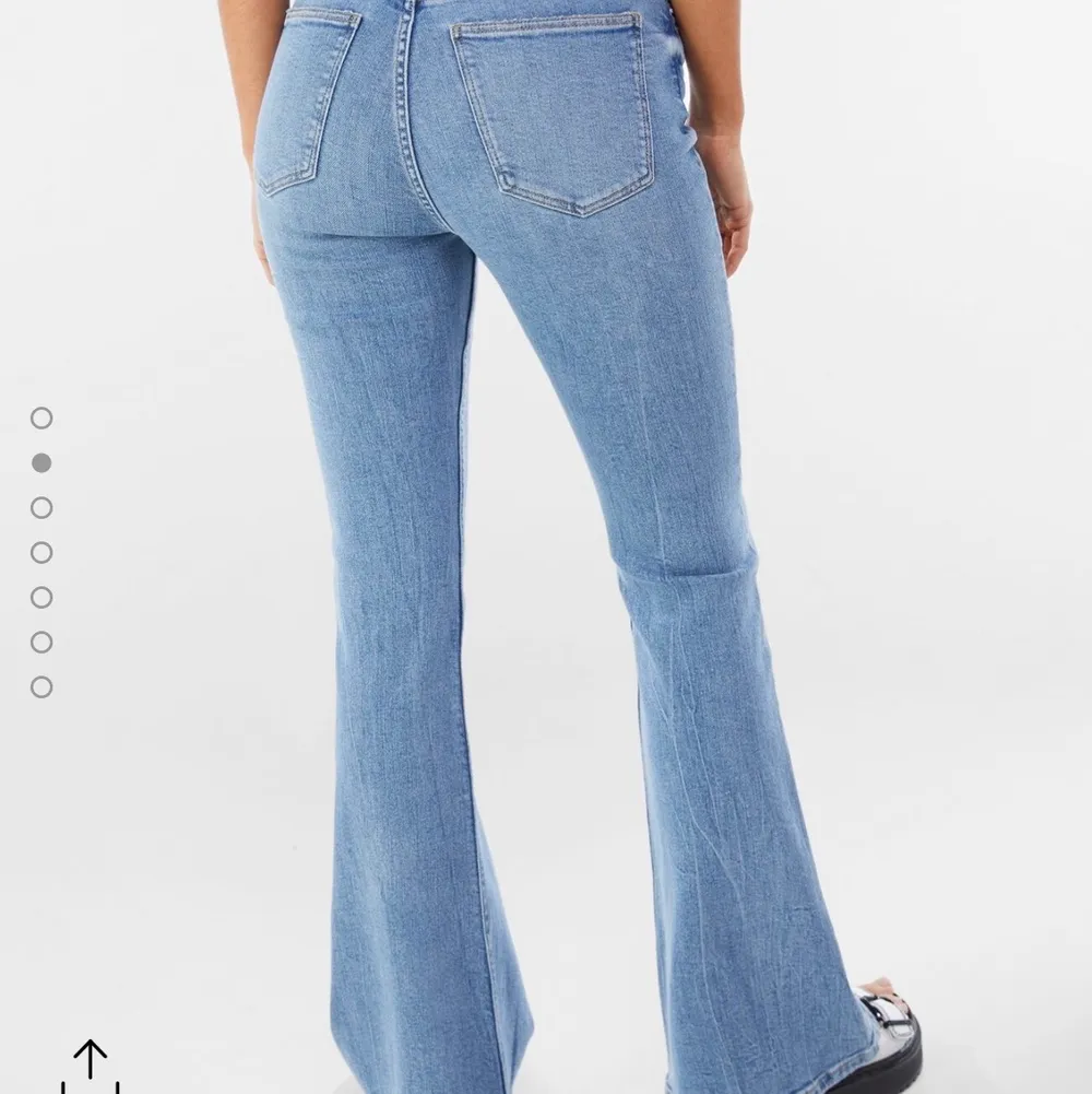 Säljer helt oanvända flare jeans från Bershka. Stl 38 ’Tall’. Dem är lite för stora för mig runt midjan! Väldigt stretchiga och sköna!💕💕 Skriv till mig för flera bilder :) Nypris:299. Jeans & Byxor.