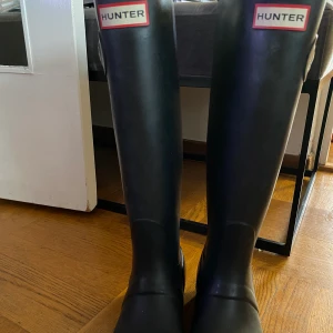 hunter - Säljer även dessa hunters som inte häller är så använda. Storlek 37 