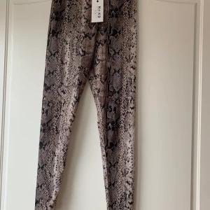 Coola Ormbyxor - Snygga ormbyxor från NAKD i storlek s. Helt oanvända med prislappen kvar, säljs eftersom de har aldrig kommit till användning💕💕