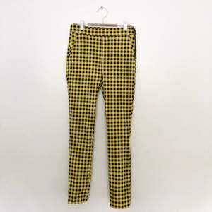 Tighta byxor i gulsvartrutigt mönster, från Zara, aldrig använda! Storlek S