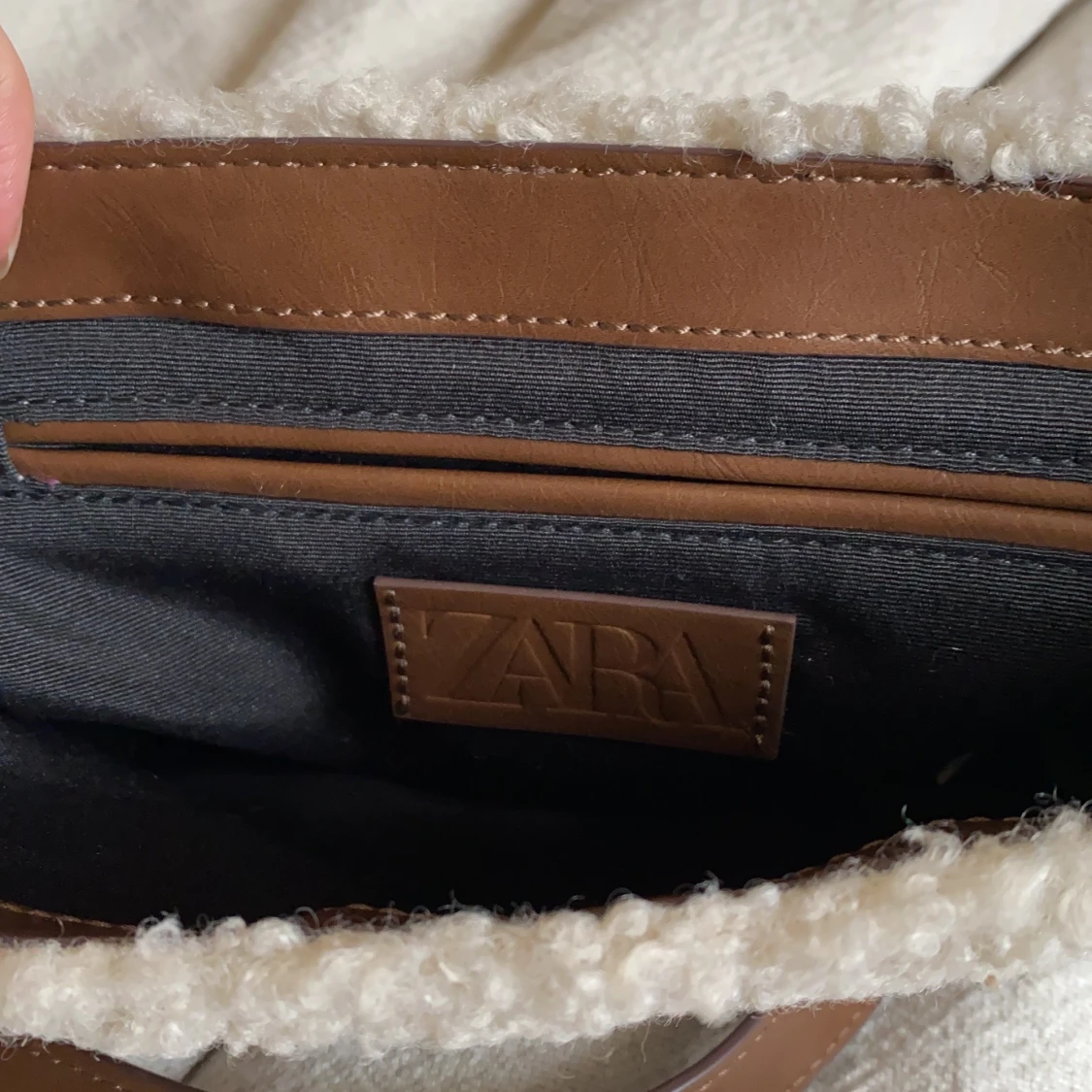 Lurvig axelremsväska - 90