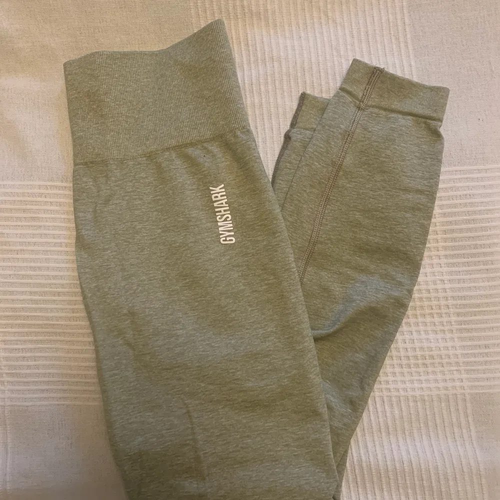 Beige/gröna träningstights från gymshark, använda 2 gånger! Sömn som gått upp mellan ben (syns knappt) - men därav priset 🌟🌻 (säljer ut träningskläder). Muu.