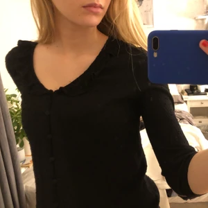 - - Använder knappt denna fina blus längre så tänkte att någon annan kunde få köpa den. Den är i fint skick och sitter bra på, skriv vid intresse💞