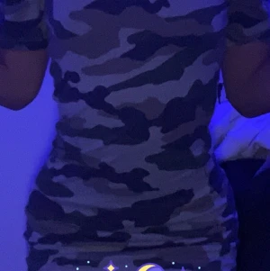 Klänning millitär - Jag har en klänning använd 1 gång och de var på denna bild! Säljer den för 150kr kom dm för att sänka priset  eller fler bilder💞