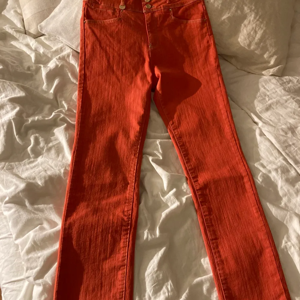 raka orangea jeans! långa! jag är en XS och de är lite stora på mig! är 165 och de är ganska långa på mig!🧡. Jeans & Byxor.