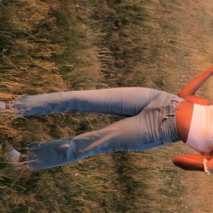 Jeans från H&M - Säljer dessa h&m jeans då de inte längre passar, jeansen är i storlek 36/S och är ganska korta med slitning nedtill. Jag är 165 cm och jeansen slutar vid ankeln på mig, frakt på 62 kr💕🏹