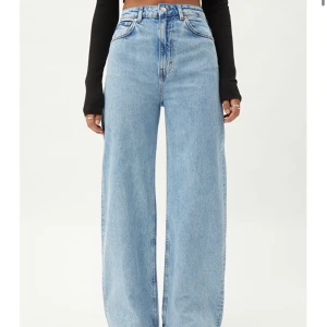 Vida jeans (ace) - Säljer dessa svinsnygga populära vida jeans i en mörkblå färg som inte längre finns att köpa (inte den färgen som är på första bilden)! 💕 de är ifrån weekday och i modellen Ace! De är väldigt långa vilket är jättenajs om man e lång😍 jag har klippt hål i dem som man kan se på bild 2👍🏻 frakt tillkommer!