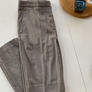 Kostymbyxor str 36 - Tyvärr inget för någon längre med långa ben 😢 helt oanvända med lapparna kvar, tyvärr för korta för mig som är 177... 