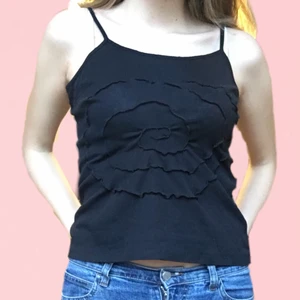 Svart linne med design - Svart linne med egen design! Linnet är från Lindex i storlek 170 och passar XS-M🖤 