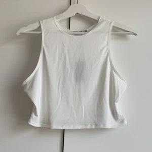 Croppat linne - Croppat linne i lite transparent tyg. Super mjukt och skönt tyg. Helt ny, lapp sitter kvar. 