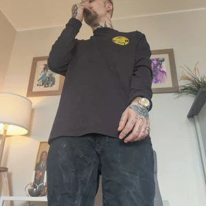 Santa cruz - Fet Long sleeve från Santa Cruz har inte den blekaste vad som står på ryggen men om du skulle vilja köpa den så hyr jag en tolk