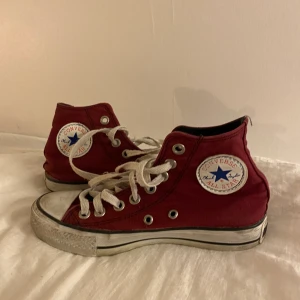 Röda converse - Ganska så använda men väldigt fina, rödbrun färg🤎 köpare står för frakt.   Kan skicka fler bilder!