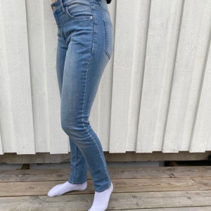 Ljusa Jeans från Monki, W28 L32 - Jättesnygga jeans från Monki, dom är väldigt sköna och lätt begagnade men inget slitage. Bara att höra av sig för mer info💕 Frakt tillkommer 62kr 