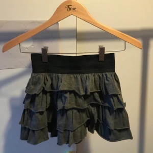 Kjol med dragkedja  - Fin mörkgrå kjol med dragkedja i baksidan. Används inte mer då den är för kort och liten för mig. Det är en falsk dragkedja så kjolen öppnas inte när dragkedjan är nere! Passar storlek S/XS