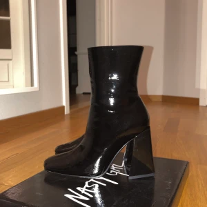 Nasty Gal boots/klackar - Skitsnygga boots köpta på Nasty Gal. Aldrig använda, bara testade. Köpta för ca 400kr. Säljer då de är för små för mig. Priser kan diskuteras. Skriv om intresserad!