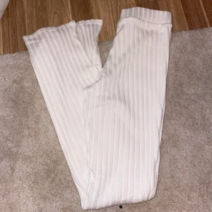 Gina tricot byxor - Populära byxor från Gina tricot. Jag köpte dem i fel storlek 💞