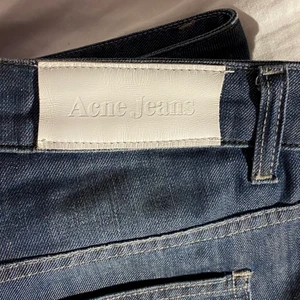 ACNE jeans - Ett par trendiga, lågmidjade acne jeans i gråblå färg! NYSKICK! Storlek 29/32, men de sitter som storlek S❤️ Buda från 100kr✨ Säljer flera acne jeans så kika in på min profil och kolla in dom andra också! (Säljer vid bra bud)