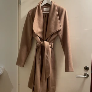 Mysig kappa från VILA - Mysig kapp från VILA i beige, super skön till hösten och våren, knappt använd!