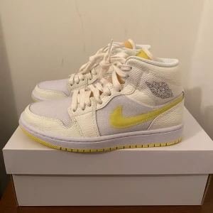 Air Jordan 1 - Air Jordan 1 Mid “Voltage Yellow. Storlek 38,5 &36,5. Helt nya och använda.