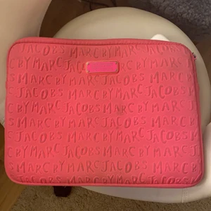 Marcjacobs fodral - Använt skick men funkar exakt lika bra! Får plats med dator men också lite papper och böker🦩😆