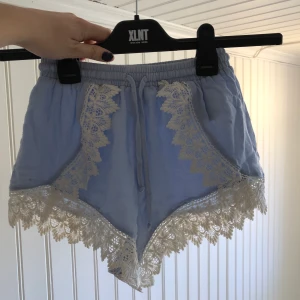 Hm kortbyxor - Sååå fina, i världens finaste färg! Tyvärr för små för mig nu🤍 nypris var 200kr och säljer för 60 + frakt📦