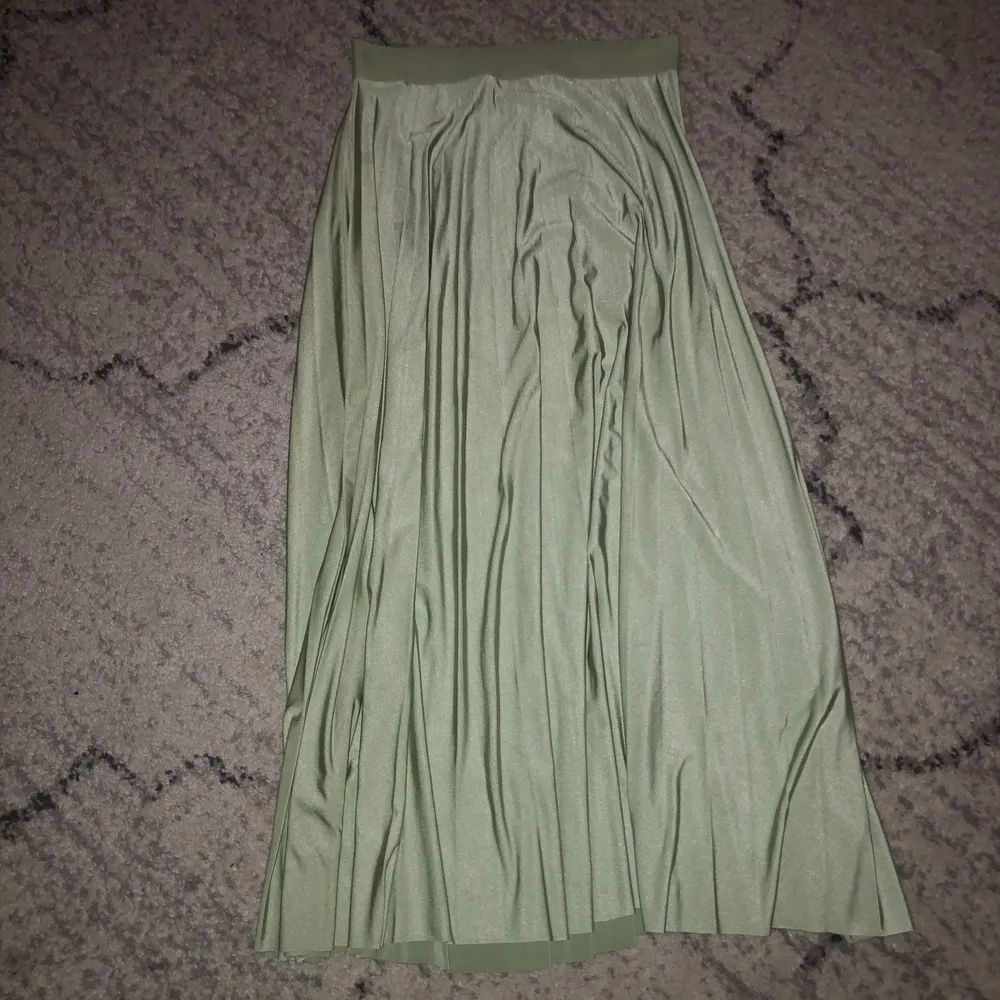 Högmidjad kjol i färgen mint grön från H&M i strl S. . Kjolar.
