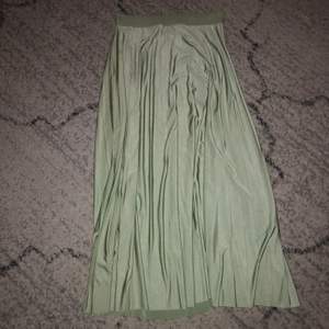 Högmidjad kjol i färgen mint grön från H&M i strl S. 