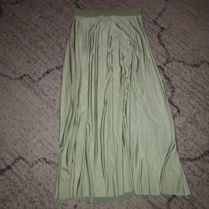 Högmidjad mint grön kjol. - Högmidjad kjol i färgen mint grön från H&M i strl S. 