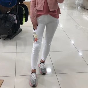 Zara jeans - Zara jeans i storlek 34 , i perfekt skick. Kontakta mig om du vill ha fler bilder 😊💞 