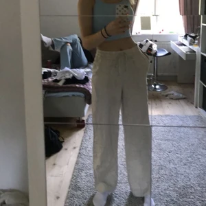 Linnebyxor hm - Säljer mina as snygga linnebyxor från hm som är helt slutsålda!💕Storleken är XS, men passar även S. Jag är 173cm och de går ner till hälen på mig 🥰 Inga defekter eller så! Budgivning pågår: bud på 400 exklusive frakt! Säljer endast vid bra bud!!