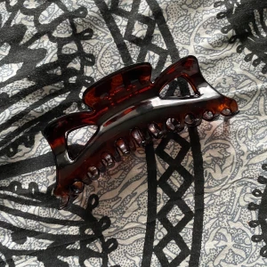 Hårkläma  - En hårkläma som inte jag använder så mycket längre. En pig på klämman har ramlat av men utöver det så är den supper fin🥰