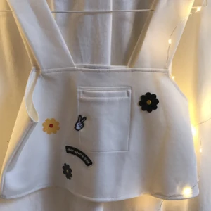 Linne - Snyggt croppat linne med detaljer och ficka på framsidan. Passat både en M och S☺️☺️100 kr