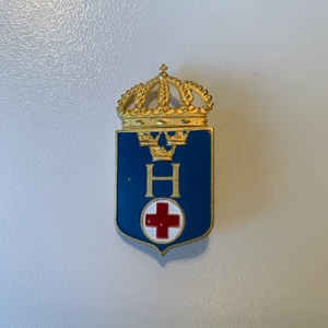 Brosch  - Brosch köpt på en loppis som sålde gamla militära föremål, jag har haft den på en jacka men den går såklart att fästa på vilket plagg som helst 🌟 Ca 4,5 cm lång och 2,5 cm bred                                      Kolla gärna in mina andra annonser! 