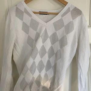 Rutig tröja - Super snygg tröja ifrån märket rönnich i storlek l, skulle säga att den är lite mindre i storleken och passformen blir snygg om man är en M. Köpte på stadsmissionen men säljer för får inte användning för den längre💞