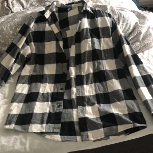 Jacka/skjorta - En fin skjorta som jag använder som jacka också. I storlek M, säljer för att den inte kommer t användning av mig💕