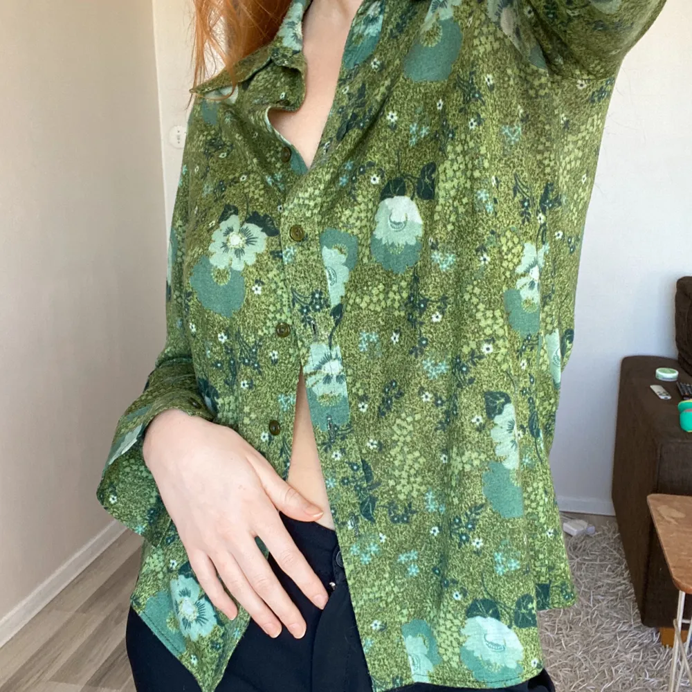 Superfin grön-blommig skjorta köpt secondhand, 70-tals vibe! 🌱🌸✨. Skjortor.