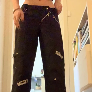 lowaist cargopants - svarta lowaist tvärcoola cargopants med massa coola detalier. Dom är i storlek 26,27 skulle jag säga och passar precis på längden för mig som är 168!💕