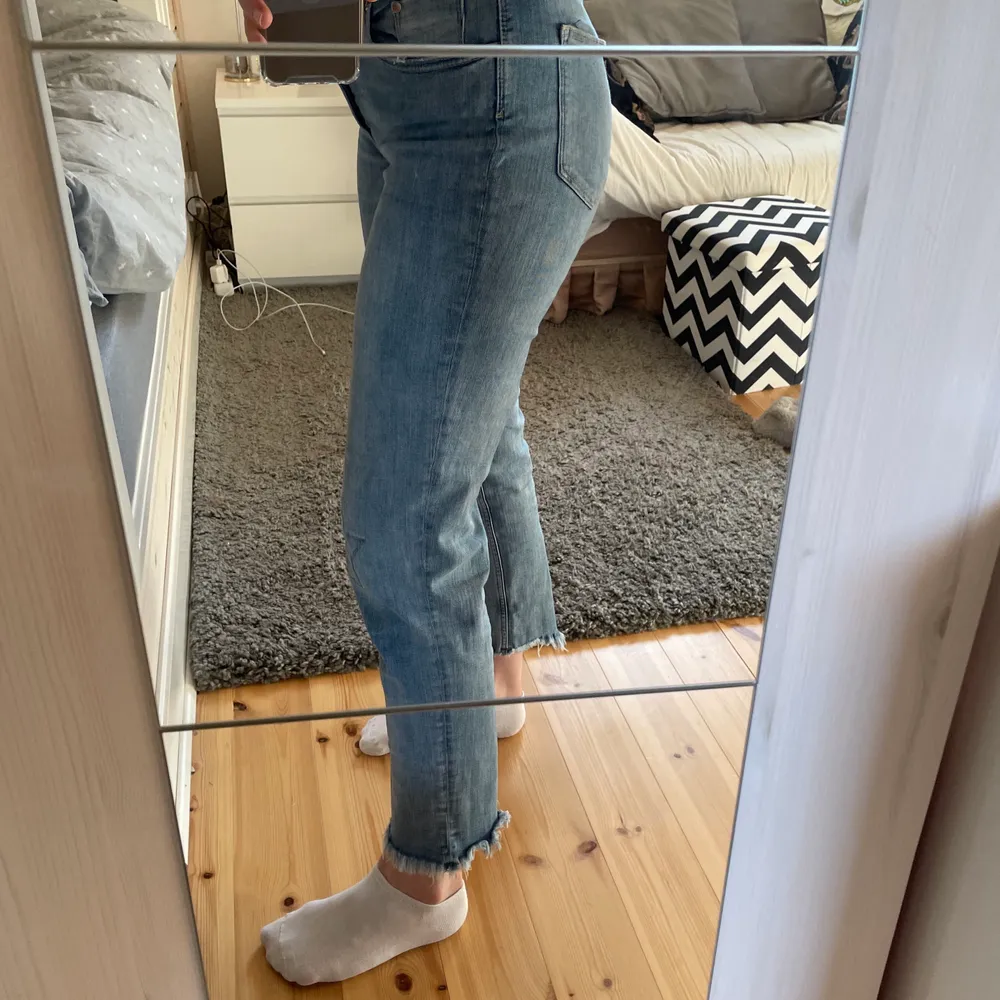 Snygga och mycket bekväma jeans från h&m. Stjärn detaljer på byxorna som gör det lilla extra! Sammarbete och collection med COACHELLA. Kan mötas upp i centrala Stockholm annars står köparen för frakt☺️. Jeans & Byxor.