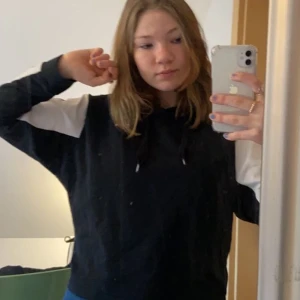 Puma - Säljer min puma sweatshirt från Stadium. Inga skador och det är väldigt bra material. Kan skicka ett foto privat på materialet privat om man vill ha det. Frakten ingår i priset. VET INTE varför bilderna blivit såhär suddiga.