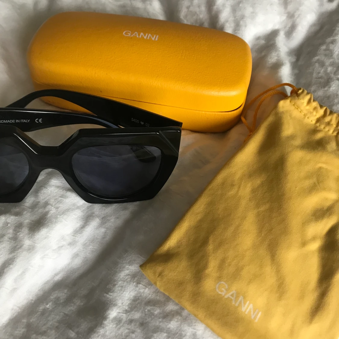 Ganni solglasögon i svart!  - 90