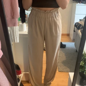 Beiga kostymbyxor - Använda en gång! Säljer då dem inte längre är min stil men även för att dem sitter lite stort på mig i benen som har ganska små ben! Köparen står för frakten eller mötas upp någonstans i Malmö eller i närheten där!