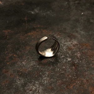 Ring gjord av gaffel i nysilver  - Omkrets: 6 cm