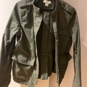 militär färgad jacka  - militär grön jacka från H&M köpt för ungefär 3 år sedan, väldigt lite använd. sälja pga att den är för liten 