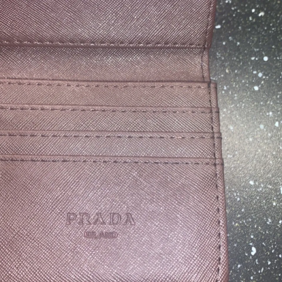 Super snygg Prada plånbok har ej använt, kan gå ner i pris.. Väskor.