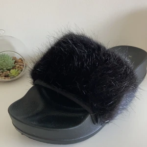 Svarta tofflor - Svarta tofflor med fusk päls på och storlek 38 ( nypris 300kr ) oanvända💓