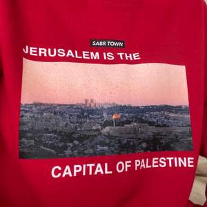 Oversized crewneck med text på ”Jerusalem is the capital of Palestine”